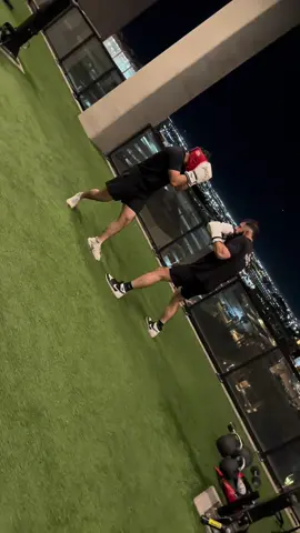 No importa el rival, no dejes de golpear hasta que la batalla termine🫡💪#life #Fitness #exito #GymLife #boxing 