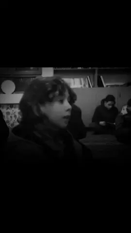 معاذ الشامي🌻♥️..  تەفسیری كوردی👇👇 <به‌ڕاستی خوا باكی نیه‌و نه‌نگ نیه به‌لایه‌وه هه‌ر نموونه‌یه‌ك بهێنێته‌وه به مێشوله‌یه‌ك، له‌ویش بچووكتر بێت یان گه‌وره‌تر، جا ئه‌وانه‌ی ئیمان و باوه‌ڕیان هێناوه‌، ئه‌وه چاك ده‌زانن ئه‌م نمونه‌یه ڕاسته و له لایه‌ن په‌روه‌ردگاریانه‌وه‌یه‌، ئه‌وانه‌ش كافرو بێ باوه‌ڕن ده‌ڵێن: خوا مه‌به‌ستی چی بوو له‌م نموونه‌یه‌دا؟ (خوای گه‌وره‌ش ده‌فه‌رموێت) زۆرێكی پێ گومڕا ده‌كات و زۆرێكی تریشی پێ هیدایه‌ت و ڕێنمووی ده‌كات، به‌ڵام دیاره جگه له لارو وێرو یاخی و تاوانباران كه‌سی تر گومڕا ناكات...> <ئه‌وانه‌ی په‌یمانی خوا (كه له ڕووی فیتره‌ت و سروشت و په‌یامه‌كانی خواوه‌) هه‌یانه‌، (كه ده‌بێت خواناس بن) هه‌ڵده‌وه‌شێننه‌وه و په‌یڕه‌وی ناكه‌ن له‌دوای به‌هێزو پته‌و بوونی، ئه‌و په‌یوه‌ندییانه‌ش ده‌پسێنن كه خوا فه‌رمانی گه‌یاندنی داوه‌، له‌زه‌ویشدا تاوان و خراپه ده‌چێنن، ئا ئه‌وانه خۆیان زه‌ره‌رمه‌ند و خه‌ساره‌تمه‌ندن> #قران_كريم #معاذ_الشامي #rawakurdy 