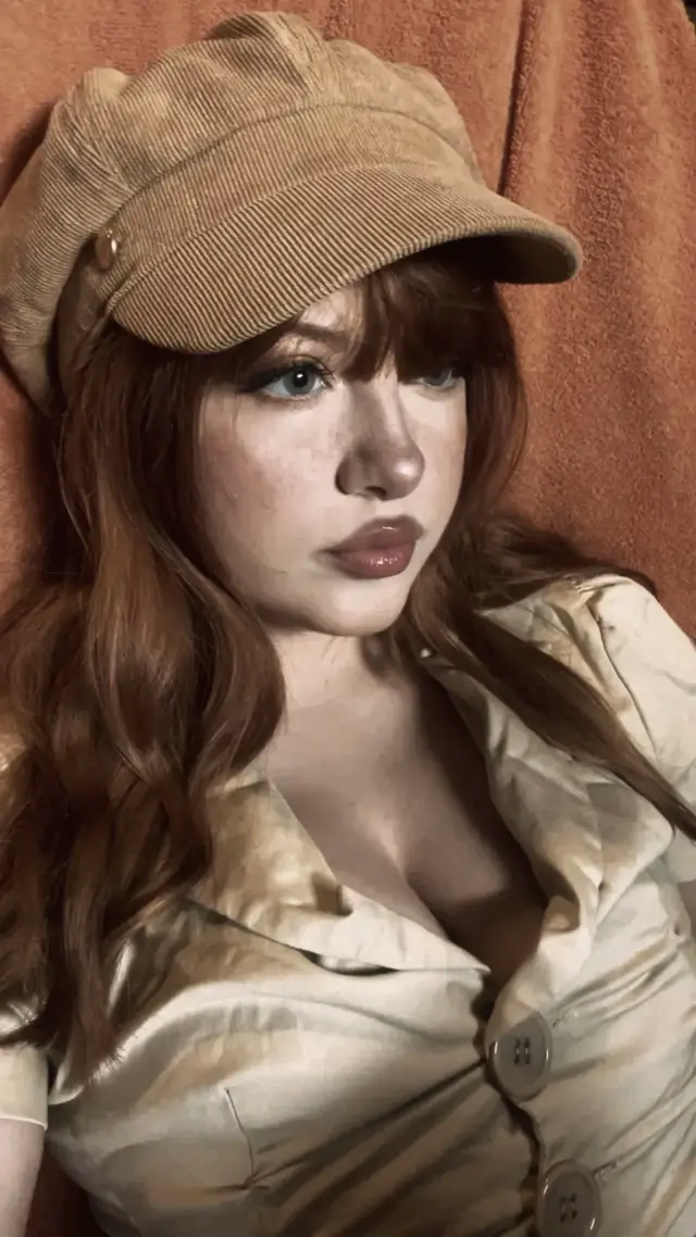 وهل لهُ الحق بالعودة ؟ من هو حتى يرحل متى يشاء ! ويعود متى يشاء ! من هو حتى يكسر أجنحتي التي لطالما اعتنيت بها ؟ والله إن عاد إلي مكسورًا ، سأكسر ما تبقّى منهُ .. ولن اغفر! وان عاد معتذراً ساخبره بأنّني غلبتُ حبّه، ساخبره بأنّني لم أعد انتظرهُ ، وأنّ تفاصيله قد زالَت من داخلي ، ساخبره بأنّني قد تجاوزته وكأنّه لم يَكُن ، وان ذهابه أزهرَ قلبي، وان باب قلبي مقفل له إلى الأبد ، لأعترفت له بأنّه كان شخصٌ سيّئ ، لأخبرته خطأ ما فعله بي وجعلته يعضّ على أصابعه ندماً أثر ذلك ، لأخبرته أن يتجهّز لإنتقامي ، وبأنّني أكرهه جدّاً ، وان الاوان قد فات ، فالبداية تغيرت يا عزيزي ، فلا تمر حباً ،ولا مرحباً بك ،ولا عليك السلام ، لم يكن العزاء لي كان لك واتمنى لك الأسوء دائماً.. وعُد من حيثُما أتيت. وبعد ذلك سأنظر إليه نظره أخيرة وأرحل 