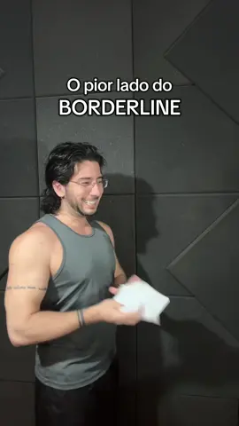 Carregamos uma bagagem absurda de angústia e traumas. Então basta alguém encostar num ponto sensível e o cérebro despeja todos os anos de dor em cima daquela pessoa como se ela fosse a origem de tudo. A reação é automática, mas isso não é desculpa para continuar agindo assim. É possível “recalibrar” o freio emocional com terapia adequada. Se precisa da minha ajuda profissional, é só acessar o link que está no meu perfil. #borderline #humor #bipolar