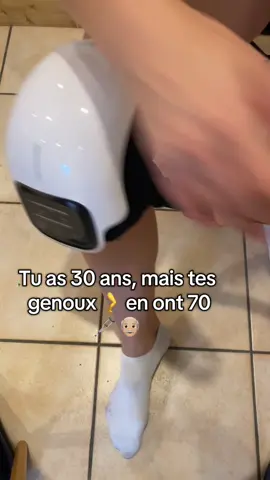 🦵 Soulagez vos douleurs aux genoux naturellement Vous avez 30 ans, mais vos genoux en ont 70 ? Grâce à ce masseur de genou, profitez d’un massage relaxant combiné à de la chaleur anti-inflammatoire et à la thérapie par lumière rouge, pour améliorer votre circulation sanguine et réduire les douleurs liées à l’arthrose ou à l’arthrite. ✅ Compression et chaleur ciblée ✅ Livraison gratuite dans toute l’Europe #douleursgenoux #arthrose #bienetre #masseurgenou #thermothérapie