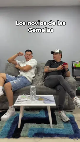 Los novios de las gemelas 🙄 @noralbalatwins @Norelylatwins #twinsprank #twunsister #twinspower #twinsoftiktok 