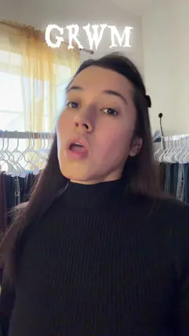 Esta temporada tienes que destacar tu closet en colores cálidos, una gama de rojos conchevinos, naranjas y todo los colores que te lleven de amarillo a rojo ,,, prueba conbinar con básicos blanco , negro y beige #moda de bajo o alto costó es #stilo 