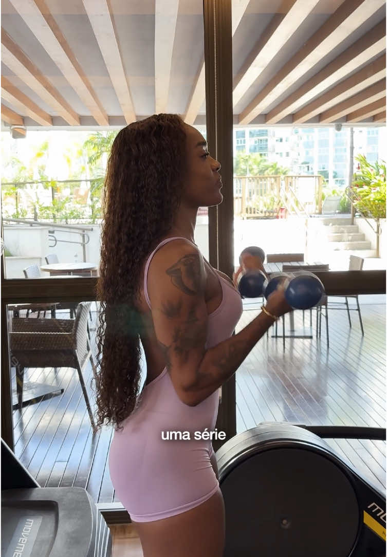 O treino termina, mas a rotina de autocuidado continua… Porque cuidar da saúde também é sobre cuidar da boca! Listerine®️ Cuidado Total 1L garante 5x mais poder de limpeza* e faz parte do meu ritual diário. Bora completar sua rotina também?  @listerinebr #Listerine #limpasuaboca #publi *Vs apenas escovação e fio dental. Redução de placa combatendo germes causadores; não substitui escovação e fio dental.