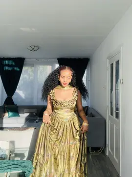 “No crown needed, the glow is enough 👑”#fashiontok #elegantvibes #goldenaesthetic #classystyle #OOTD 