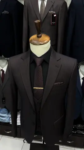 👔 Aristokratmen – hər bir kişinin üslubuna uyğun keyfiyyətli klassik geyimlər. Burada həm gündəlik, həm də xüsusi günlər üçün ideal seçimlər tapa bilərsiniz. Geyiminiz xarakterinizi göstərir, biz də sizə ən yaxşısını təqdim edirik. 📍 Ünvan: Sədərək T/M, Korpus 7, sıra 3, dükan 182 📞 Əlaqə: 077 543 75 99 #Aristokratmen #sədərəkticarətmərkəzi #kostium #kişigeyimi #kostyum 