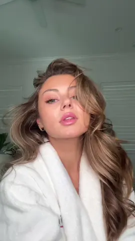 27 :’) products below!!  @Maybelline NY grippy serum @Iconic London underglow blurring primer  @maccosmetics studio radiance concealer shade N18  @Patrick Ta Beauty foundation shade 11 @MakeUpForEverUSA crayon shade anywhere caffeine  @Hourglass Cosmetics setting powder shade medium  @loréal paris usa infallible bronzer shade 400  Patrick Ta eye palette shade medium  @Thrive Causemetics mascara in brown  Makeup forever lip liner shade limitless brown  @DIBSBEAUTY lip gloss shade rock candy  #makeup #birthday #grwm 