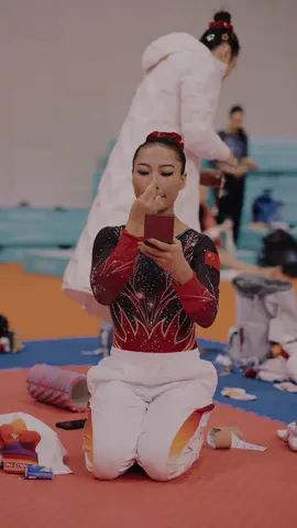 What’s your final touches before competition?  Deng Yalan is ready to shine both on and off the floor ✨💄 #artworlds2025 #beauty #gymnastics 