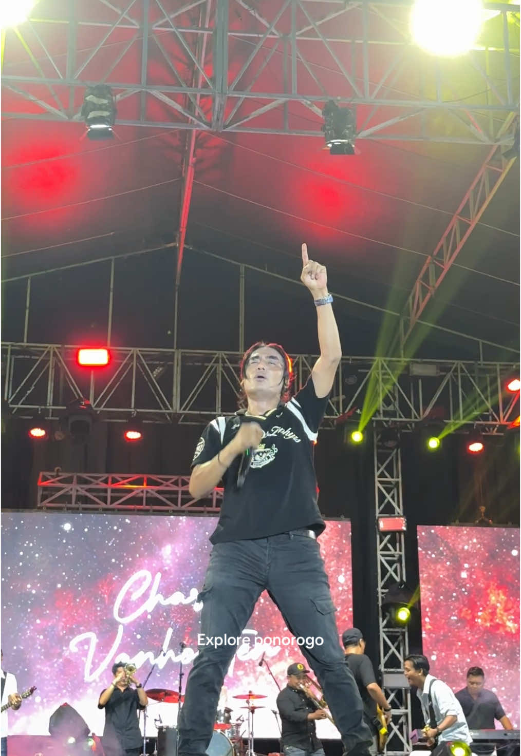Sangat emosional saat bang charly nyanyikan lagu asmara di hadapan penonton malam ini di alun alun ponorogo #exploreponorogo #ponorogo #st12 #charlyst12 #charlysetiaband #asmara 
