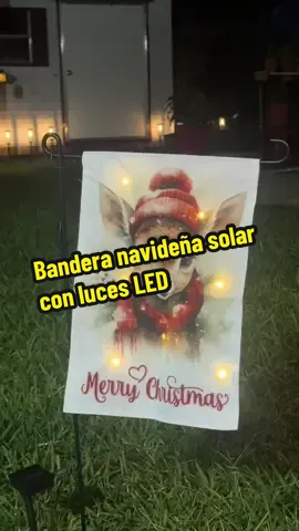 Bandera navideña solar con luces LED que se carga con energía solar durante el día y se ilumina automáticamente por la noche. Hecha con tela impermeable de doble cara y resistente al viento y la nieve, mantiene su color y brillo toda la temporada. Su diseño de reno con gorro rojo crea un toque cálido y festivo en la entrada o el jardín, con diferentes modos de luz para ajustar el ambiente perfecto. #TikTokShopBlackFriday #FallDealsForYou #TikTokShopCyberMonday #fallfestival #decoracionnavideña  