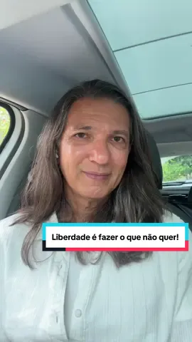 “Liberdade é fazer o que não quer.” A maioria das pessoas acha que ser livre é poder fazer tudo o que quer. Mas pensa comigo… se você só faz o que tem vontade, então quem manda em você… são as suas vontades. E elas mudam o tempo todo. Hoje você quer estudar. Amanhã quer desistir. Hoje quer mudar de vida. Amanhã quer o prazer imediato. Isso não é liberdade, é escravidão disfarçada. Kant dizia que a verdadeira liberdade começa quando a razão governa a vontade. E Kierkegaard completava: ser livre é querer o que se deve, não apenas o que se deseja. Liberdade é escolher o caminho difícil, o que exige disciplina, renúncia, autocontrole. #liberdade  #autonomia #concurso  #concursopublico  É dominar o impulso e fazer o que precisa ser feito, mesmo sem vontade. E é aí que muita gente erra… achando que seguir o coração é sempre sinal de liberdade.