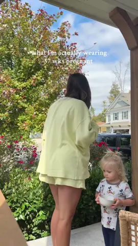 I ended up with Griffin’s Mac & chz all over me #37weekspregnant #OOTD #pregnantootd #bumpootd #sahmootd @DAILYDR!LLS 
