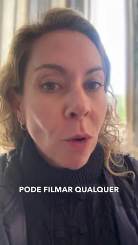 🎥 POSSO FILMAR UMA ABORDAGEM POLICIAL? Sim! 📱 Filmar a atuação policial não é crime. Você tem o direito de registrar a ação, desde que não atrapalhe o trabalho dos agentes. 🚫 E se o policial quiser me levar à delegacia por estar filmando? Isso pode ser abuso de autoridade! Nenhum policial pode te obrigar a acompanhar a viatura apenas por estar filmando. Eles podem anotar seus dados, se necessário para o boletim de ocorrência. ⚠️ Fique atento: 👉 Você não é obrigado a acompanhar a polícia como testemunha, a menos que haja uma ordem judicial. 👉 O uso do celular para registrar a ação é um instrumento legítimo de controle social.  ✔️A filmagem pode, inclusive, mostrar a correta atuação policial em atendimento de uma ocorrência. #suelenacioccari #advogada #DireitoDeGravar