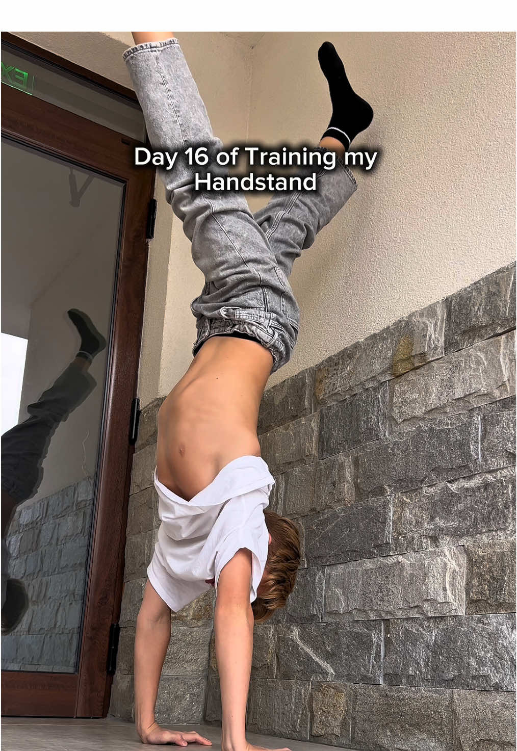 Day 16 of Training my Handstand 💪🏼 #calisthenics #handstand #viral #fyp 