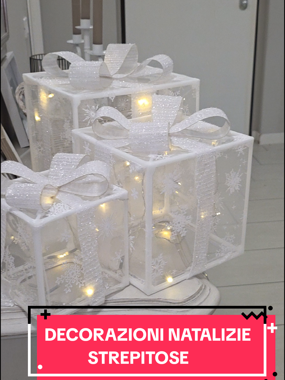 Ragazzi, questi tre pacchi regalo luminosi sono davvero il top del top delle decorazioni natalizie! 🎁✨ Il set comprende tre pacchi di diverse dimensioni — grande, medio e piccolo — avvolti da una rete velata e brillantinosa che li rende semplicemente spettacolari! All’interno ci sono lucine calde e scintillanti, regolabili con telecomando: puoi cambiare il gioco di luce e persino l’intensità per creare l’atmosfera perfetta. Stanno benissimo sotto l’albero, ma anche all’ingresso o in un angolo della casa: fanno davvero molta scena e rendono l’ambiente magico! #decorazionenatalizia #lucinedinatale #magicnatale #ideearredo #festaincasa 