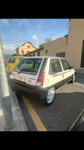 Fira del vent en el pla de Santa Maria. …………,,,……………. #clasicos #cochesclasicos #renault #renault5 #concentracion 