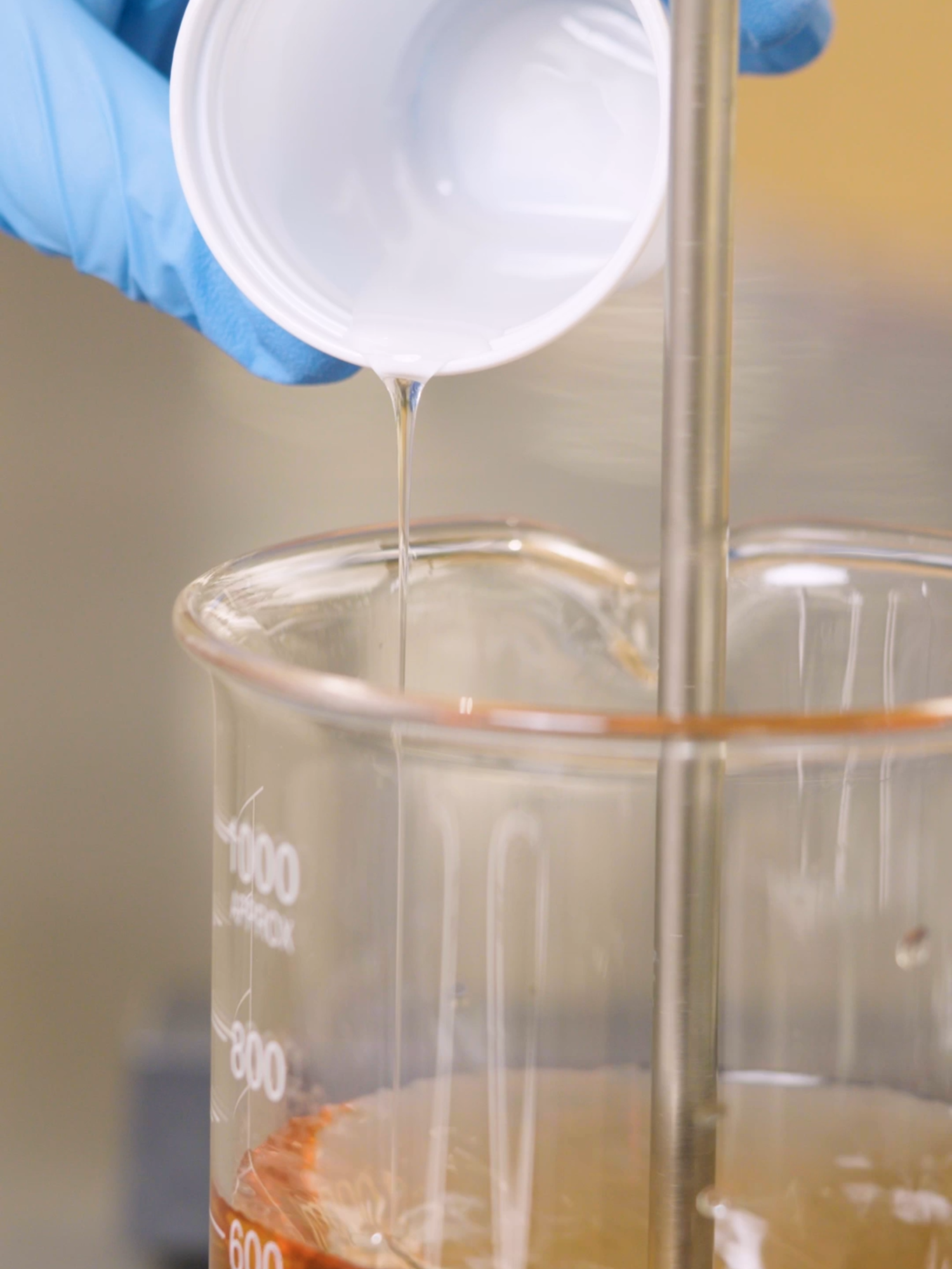 POV: você mergulhou no nosso laboratório! Esse é o #ASMR da criação do Óleo em Creme Siàge Nutri Acid.Complex da @eudora. De 0 a 10, o quão satisfatório foi esse processo? Comenta aqui! 👇 #PraGeralVer: vídeo com uma mulher branca de jaleco branco e luvas azuis preparando uma fórmula cosmética. Primeiro, ela retira um béquer de vidro do armário e adiciona um líquido branco. Sobre a mesa, aparecem vários outros ingredientes em copos, espátulas e um produto da linha Siàge. Ela mistura os ingredientes no béquer, que ganha um tom amarelado e textura mais espessa. Em seguida, confere o peso e a temperatura da mistura, que se transforma em um creme branco e consistente. No final, ela guarda no armário o frasco do Eudora Siàge Nutri Acid.Complex Óleo em Creme.