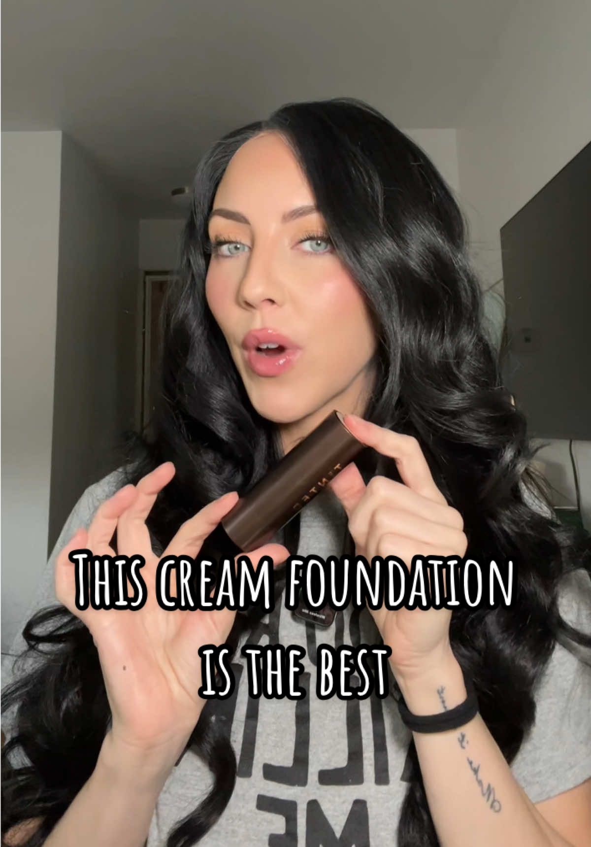 The HUESTICK from live tinted is the best cream foundation! I LOVE this stuff!!! Wearing shade 15. @livetinted #livetintedhuesticks #huestick #creamfoundation #foundationstick #creamfoundationstick 
