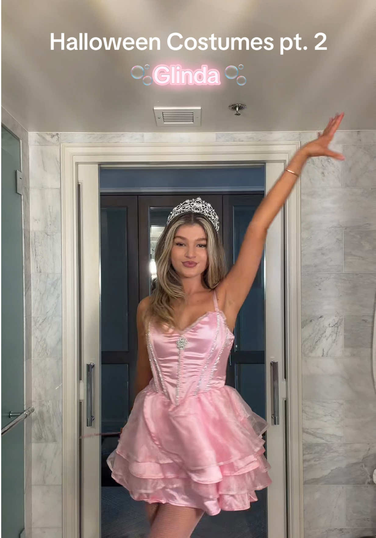 feeling like Glinda 🫧 @Dolls Kill  #halloweencostume #halloween #wicked #glinda #arianagrande 