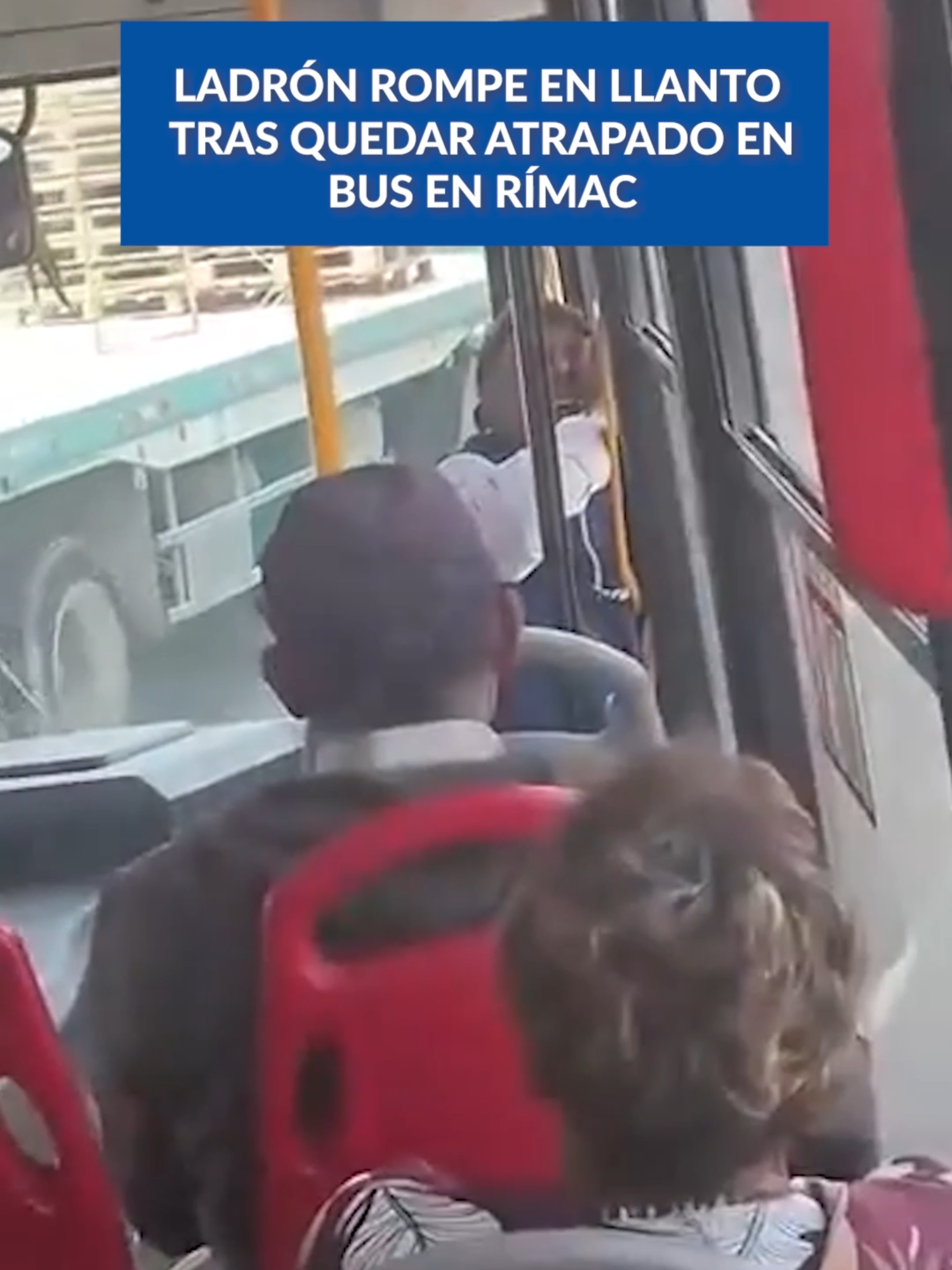 😱 El suceso ocurrió a media tarde de ayer, cerca de la zona de Acho, el lunes 20 de octubre, luego de que el asaltante se hiciera pasar por pasajero en una unidad de la empresa Santo Cristo de Pachacamilla. 🔗Más información en perú21.pe #ladrón #Transportepúblico