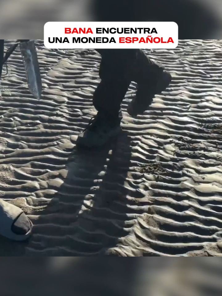bana encuentra una moneda española en la playa #Bananirou #parati #bananirouclips #variedad #fyp
