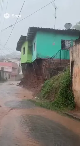 Após vários dias de chuva intensa, um grande deslizamento de terra atingiu uma comunidade no Rio de Janeiro. Várias casas foram arrastadas morro abaixo, enquanto moradores se unem em meio à lama e ao desespero para ajudar uns aos outros. 💔⛈️ Esta é uma cena criada por IA, com o objetivo de conscientizar sobre os riscos de viver em áreas de encosta e sobre o poder devastador da natureza. 🌧️⚠️ #landslide #flood #disaster #acidente 