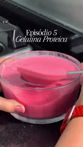 Episodio 5 | Gelatina Proteica de frutas vermelhas  A receita inteira tem 195 calorias e 26 gramas de proteína!  • 1 caixinha de Gelatina Diet • 1 saquinho de Gelatina sem sabor • 200 ml água quente • Iogurte desnatado • 1 scoop Whey protein (opcional) • Frutas vermelhas • Limão a gosto  ~ mistura tudo num mixer ou liquidificador e geladeira até firmar  #receita #receitafit #lanchesaudável #gelatina #gelatinaproteica