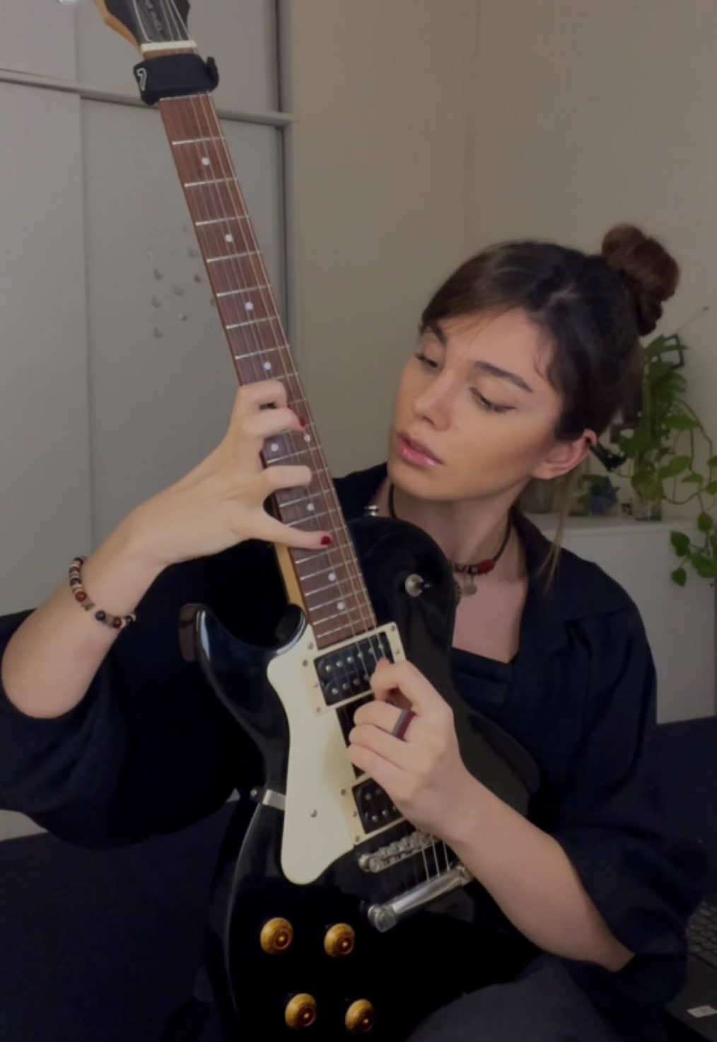 My pinky was responsible for the whole song 🤭  #electricguitar #egypt #musiccover 