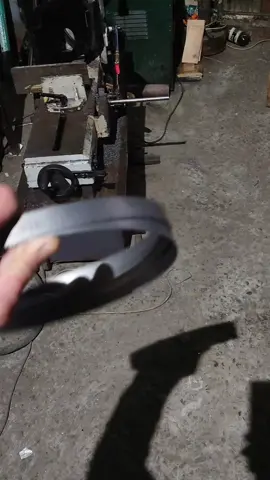 Опасность распаковки полотна ленточной пилы #тиг  #токарка #техникабезопасности 