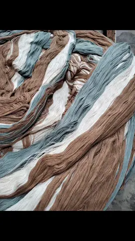 Parte 2.  Após urdimento os fios são divididos no pente, separando as cores e montando o desenho do tecido. Antes de chegar no tear esse fio que foi separado cuidadosamente é enrolado na bobina que será instalada no tear.  Continua...  #TearManual #Macramê #DecoraçãoArtesanal #artesanatoparaibano #redesfioearte 