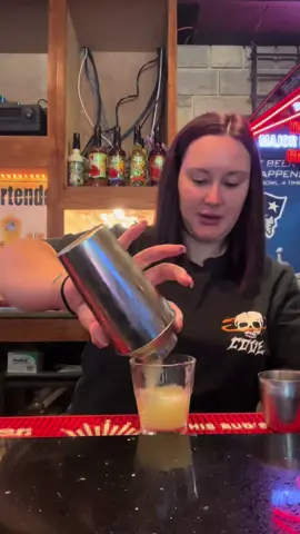 Orange creamsicle shot for those over 21 #21andover #restaurant #restaurantlife #bartender #bartendersoftiktok 