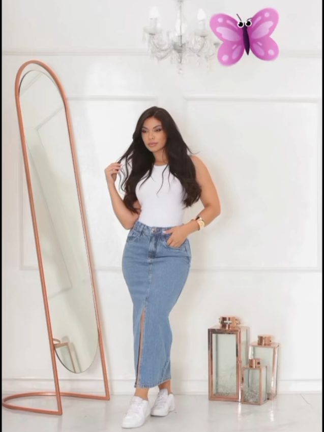 ✨A saia jeans que combina com TUDO!✨ Modelagem que valoriza o corpo, caimento perfeito e aquele toque moderno que a gente ama 💙 Use com tênis pra um look casual ou com salto pra arrasar no estilo! 👟👠 👉 Garanta já a sua clique no carrinho laranja 🧡 🙋🏻‍♀️🏃‍♀️‍➡️segue aqui pra mais achadinhos de valor 💕  #ModaFeminina #SaiaJeans #LookDoDia #EstiloComfy #Tendência2025  💫