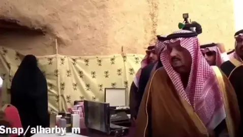 سيدي الأمير فيصل بن بندر بن عبد العزيز آل سعود حفظه الله طيبة وتواضع وسعة صدر وكأنه يتحدث مع أهله ويستمع للمتحدث ويدعم كل أصحاب الحرف والباعه. ويحب رعاه الله التراث والاماكن والاكلات الشعبية