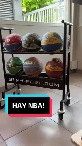 🏀 Hoy empieza la #NBA 😬 ¿cuál es tu favorito para ser campeón?  Comenta aquí abajo 👇  👌 También podés consultar por este exhibidor 🏀 N5, N6 y N7  Construido en hierro pintado  Base estabilizadora con ruedas  Capacidad para hasta 6 balones  Diseño resistente. Se mantiene estable cuando vas por un balón Tratado y pintas con esmalte sintético  Preparado para ser utilizado al exterior  #SeM #SemSports #NBA #NBAteams 