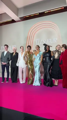 Dürfen wir euch vorstellen, der Cast der neuen Serie AllsFair bei der Premiere in Paris. 📸❤️ Mit extra Birthday Wish für Kim.   #KimKardashian #NaomiWatts #NiecyNashBetts #TeyanaTaylor #SarahPaulson GlennClose