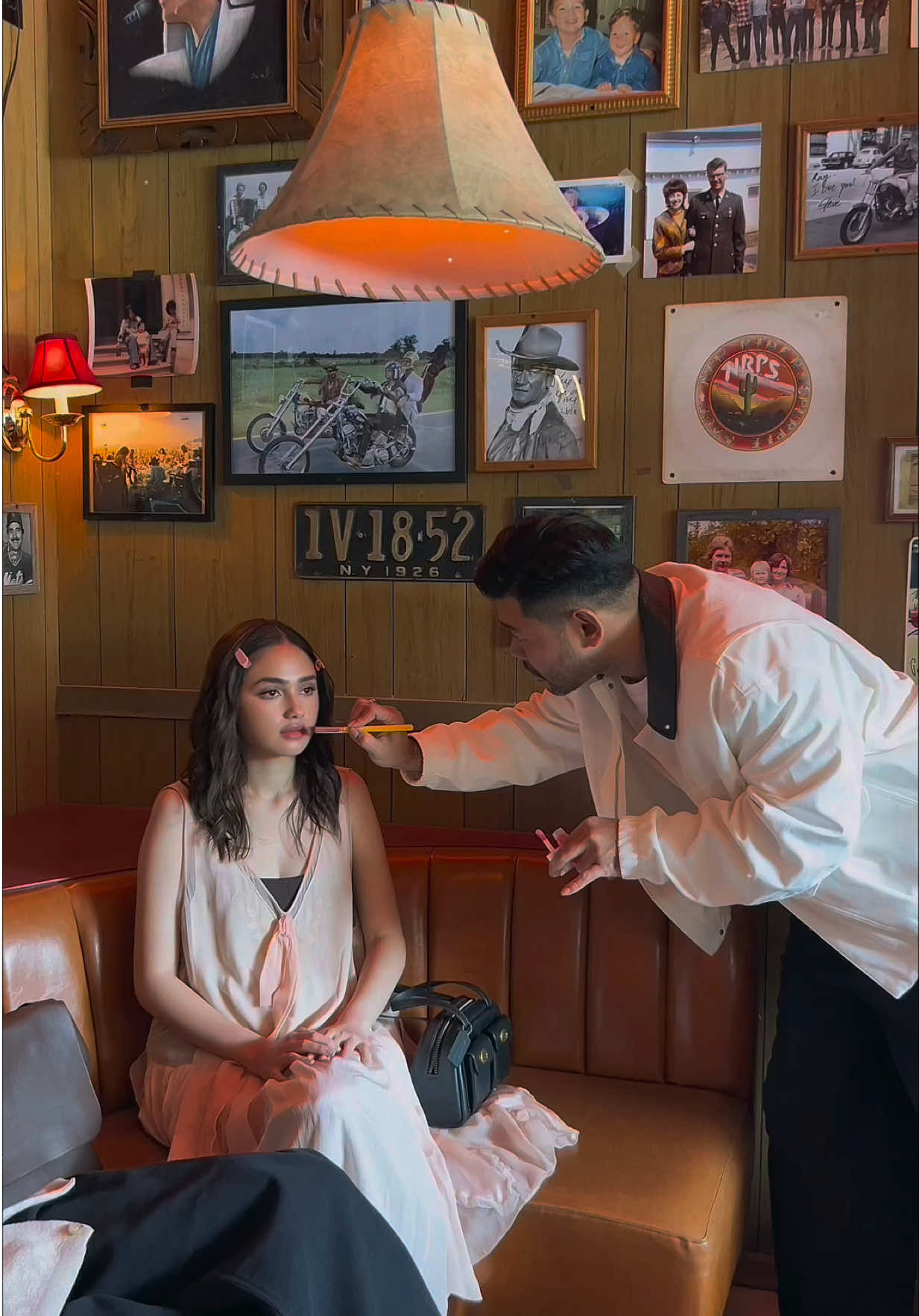 #BTS  Pasangan muda yang baru saja mengumumkan pertunangan, @elelrumi dan @syifahadju Portfolio ini: Keseluruhan busana, tas dan sepatu: @coach Fall/Winter 2025 Fotografer & Videografer: @baliboooi Editor Fashion: @geofannytambunan Interview: @jmhaslim Makeup: @noveoalexandermakeup Hair: @isabellav_fashion Asisten Stylist: @sorayaaini Motion: @aadzki Lokasi: Williamsburg, Brooklyn, New York @kanmogroup.fashion #noveoalexandermakeup #Coach #ElRumi #SyifaHadju 