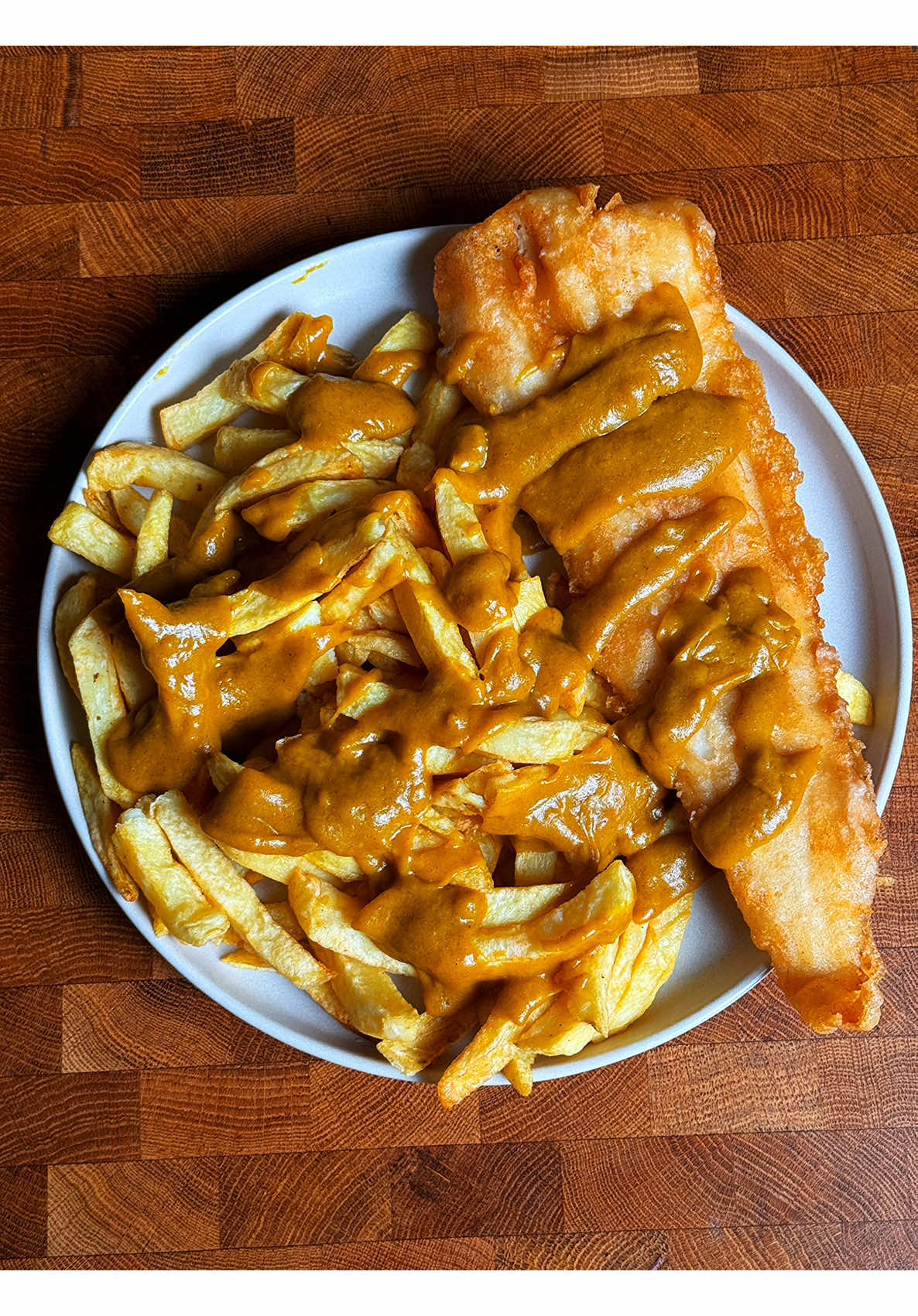 FISH AND CHIPS ASMR. A chippy tea with curry sauce might just be my favourite meal. Plating it up is like a ritual in my house. Stunning. #fishandchips #asmr #chippy #onlyscrans #britishfood 