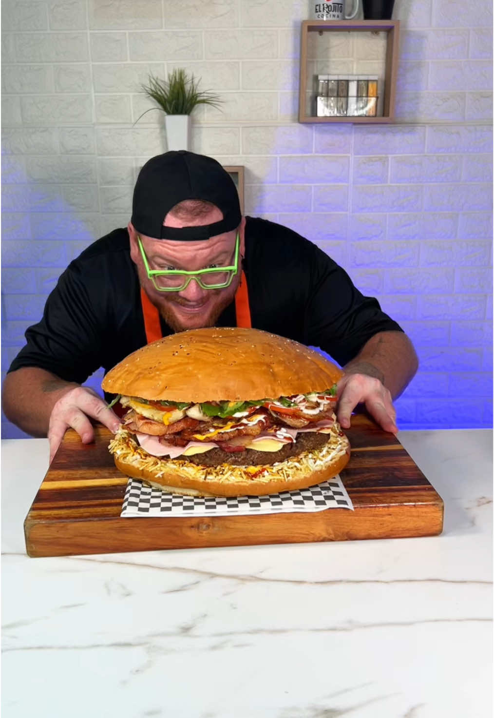 Aprender hacer esta mega hamburguesa al estilo venezolano conocida cómo guapo o súper guapo! Por supuesto aseguramos la calidad de esta hamburguesa con una buena tocineta y la mejor chuleta ahumada de mi gente de @jamonarichuna  #hamburguesa #carne #Receta #venezuela
