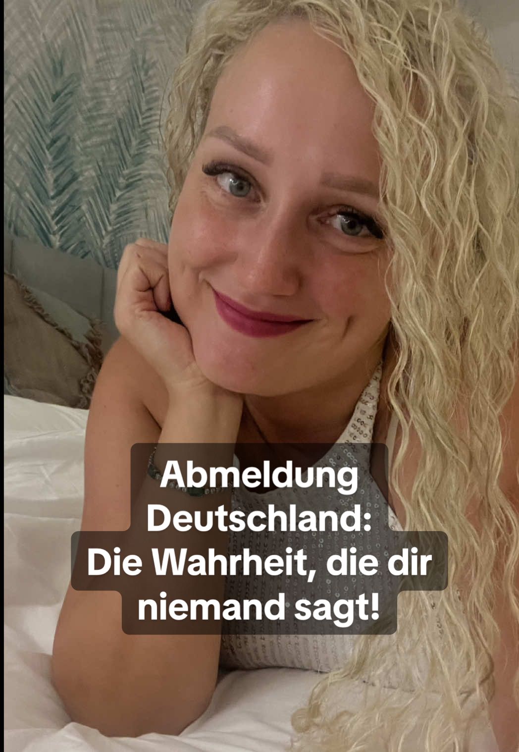 Viele reden davon, Deutschland zu verlassen. Aber kaum jemand sagt dir, was das wirklich bedeutet. Du musst alles abmelden. Versicherungen. Fitnessstudio. Sogar deine Wohnungsschlüssel abgeben. Weil jede Verbindung zurück nach Deutschland bedeutet, dass das System dich noch halten kann. Freiheit beginnt da, wo du dich komplett löst, äußerlich und innerlich. 👉 Folge mir, wenn du wirklich frei leben willst, lern, wie du dich aus dem System befreist, ohne Angst und Chaos. #Auswandern #Freiheit #Selbstbestimmung #DigitalNomad #RemoteWorkLife  