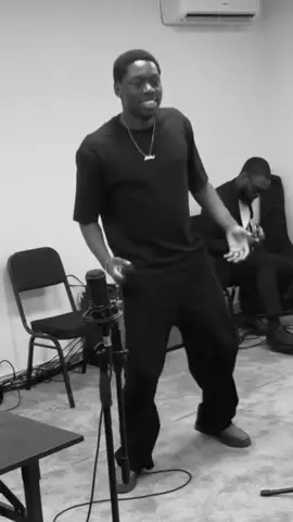 TIAKOLA EN MOOD DANSEUR 🕺 🇨🇩 C’EST UNE GALÈRE AU LIEU DE SE CONCENTRE SUR L’ALBUM 😂😂🤣#pourtoi #fyp #tiakola @Tiakola @junior alaprod 