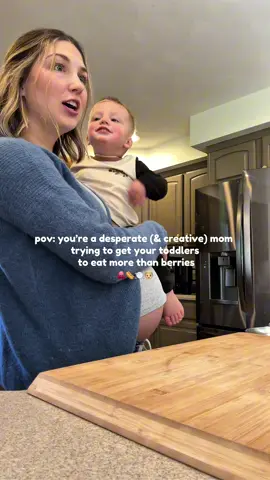 Making mealtime fun can actually help kids build a positive relationship with food! 🐙 When eating feels playful and pressure-free, toddlers are more likely to explore and actually eat what’s on their plate. #FeedingTherapistMom #motherhood #toddlertips #pickyeating 