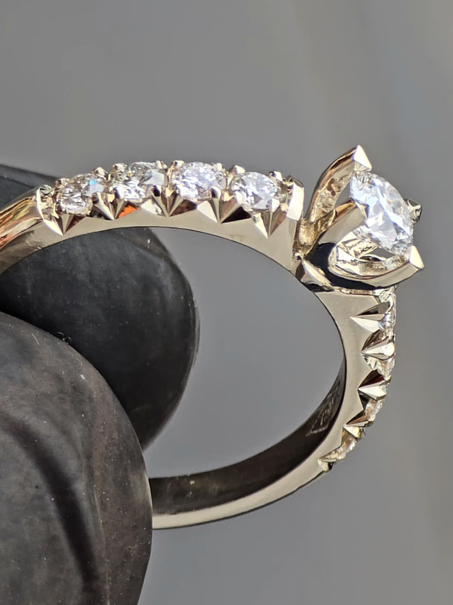 ● ოქრო 750 (18k)  თეთრი & ყვითელი. ● მთავარი ქვა 0.31 ct ნატურალური ბრილიანტი GIA სერთიფიკატით (F,VVS1)   #jewelry #diamond #stonesetting #ring #fishtail 