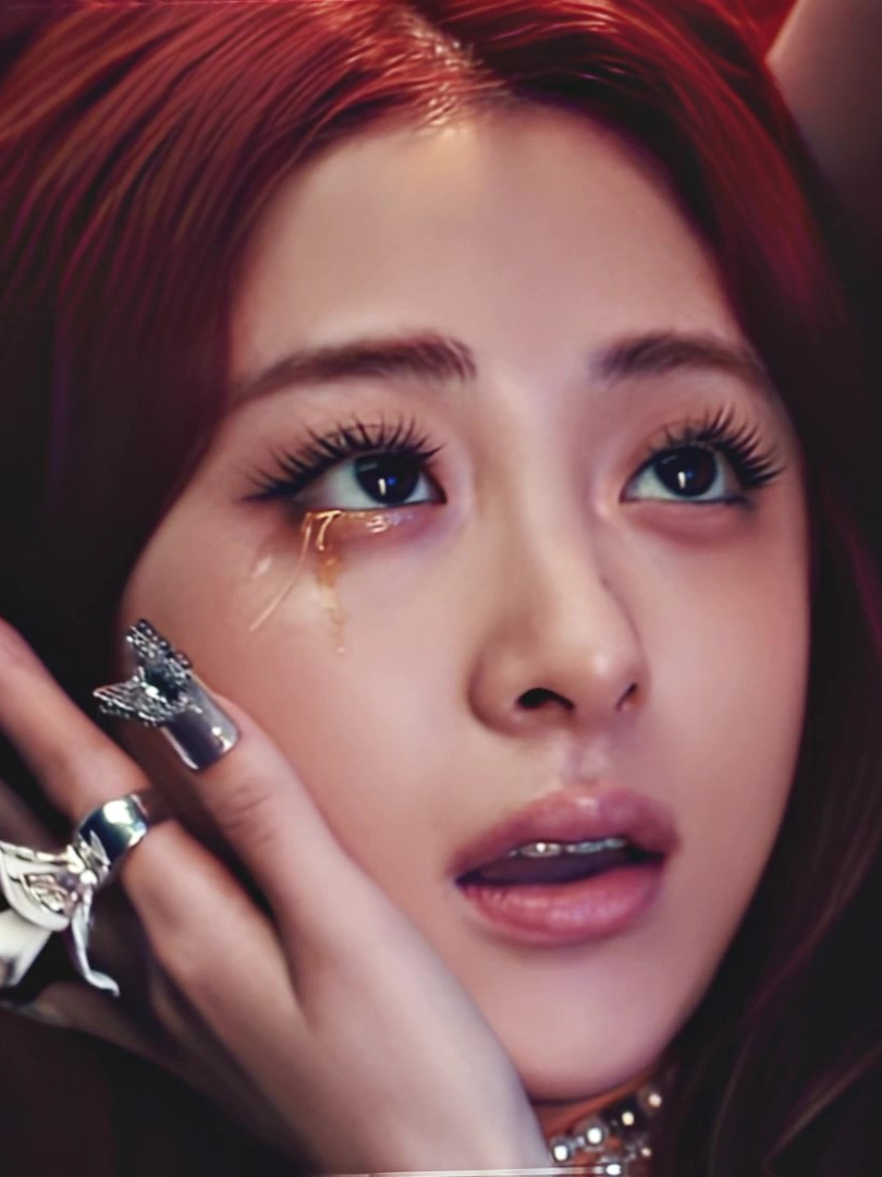 unfourtanately i love when she randomly serves pathetic...everyday i pray to god she doesn't have tiktok [ac/rm: katseyedd - ib:@hixpic.2 - cc/quality: wandaaeps] #huhyunjin #lesserafim #fyp #edit #kpop