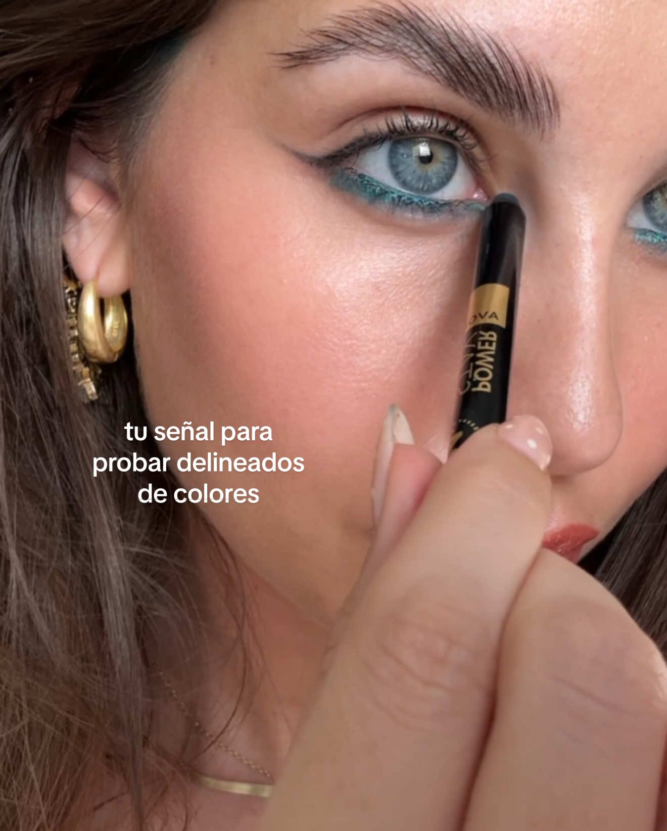 Increíble y con las 3B #liner #colorliner #colormakeup #fyp #makeup 