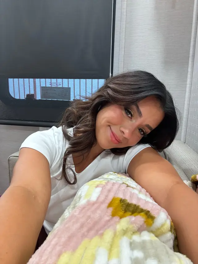 If you’ve ever felt different, left out, or not enough, I’m with you.  I felt it moving to new schools, not making cheer or dance company, becoming a mom at a young age, and growing up in a low-income Latina family in an all-white, wealthy high school. I did everything I could to fit in. But if I could go back, I’d tell my younger self: the things that make you different will carry you the farthest. In honor of WICKED night if you resonate with Elphaba, I’m with you. Embrace your Elphaba 💚✨