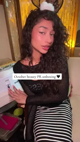 Please let me know if yall want more of these 🖤💋♥️ #unboxwithme #rhode #giftedbymiumiu 