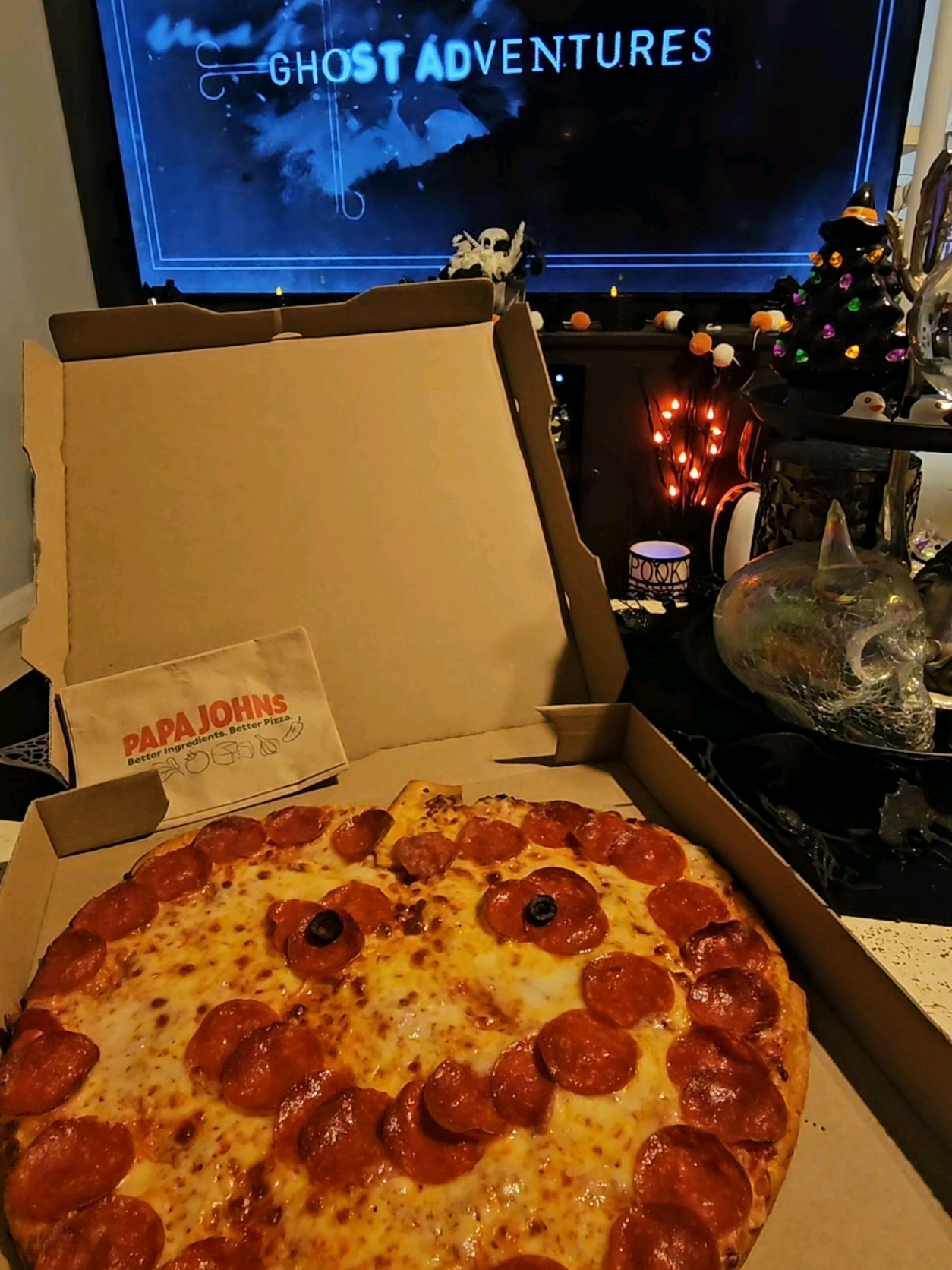 🎃Perfect night in with @Papa Johns Jack-o-lantern pizza and the new season of Ghost Adventures🎃 #papajohns #ghostadventures #halloween #fyp #spookyseason   @Zak Bagans @Discovery @discovery+