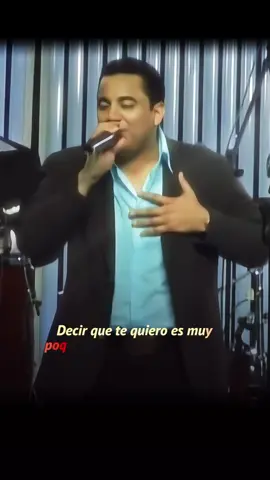 Decir que te quiero es muy poquito pa' lo que siento por ti, Si hasta el mar se me quedó pequeño de lo grande que es mi amor, Que te extraño es casi nada la verdad no sé vivir sin ti, Y si no te veo te aseguro se entristece el corazón. Y no puedo creer te has convertido en mi fortuna, Hoy digo sin miedo que te amo como a ninguna, Por fin conseguí la mujer que tanto he soñado, Y no cabe duda que me tiene enamorado, Ya no tengo duda de lo que ahora estoy sintiendo, Llegaste a mi vida cuando estaba enloqueciendo, Se marcharon las tristezas que me atormentaban, Sí llegó la niña que vino a alegrarme el alma. ¡Ay! Pide lo que quieras que yo lo hago, lo hago, lo hago, ¡Ay! Yo no sé bailar, pero lo hago, por ti yo lo hago, Yo no escucho rock, pero lo hago, si quieres yo lo hago...