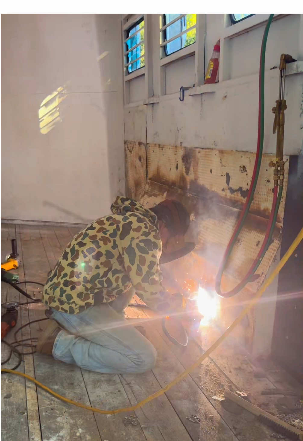 Check out  @YaBoiAlPal23 for any of your welding needs!!! #🔥 #fyp #viral #horse #horsetrailer 