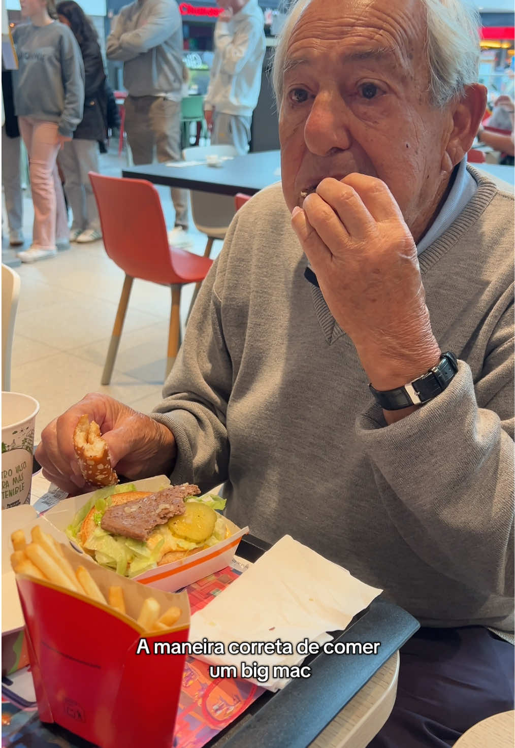 A maneira correta de comer um big mac🤌 um fã de 93 anos #mcdonaldshacks #avos #bigmac #comedia 